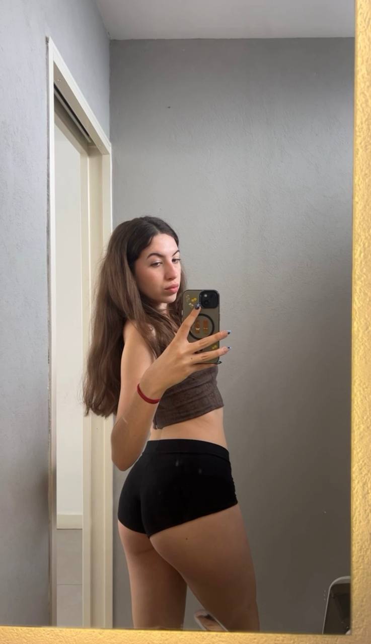 Amber in her underwear in Tiruchchirappalli