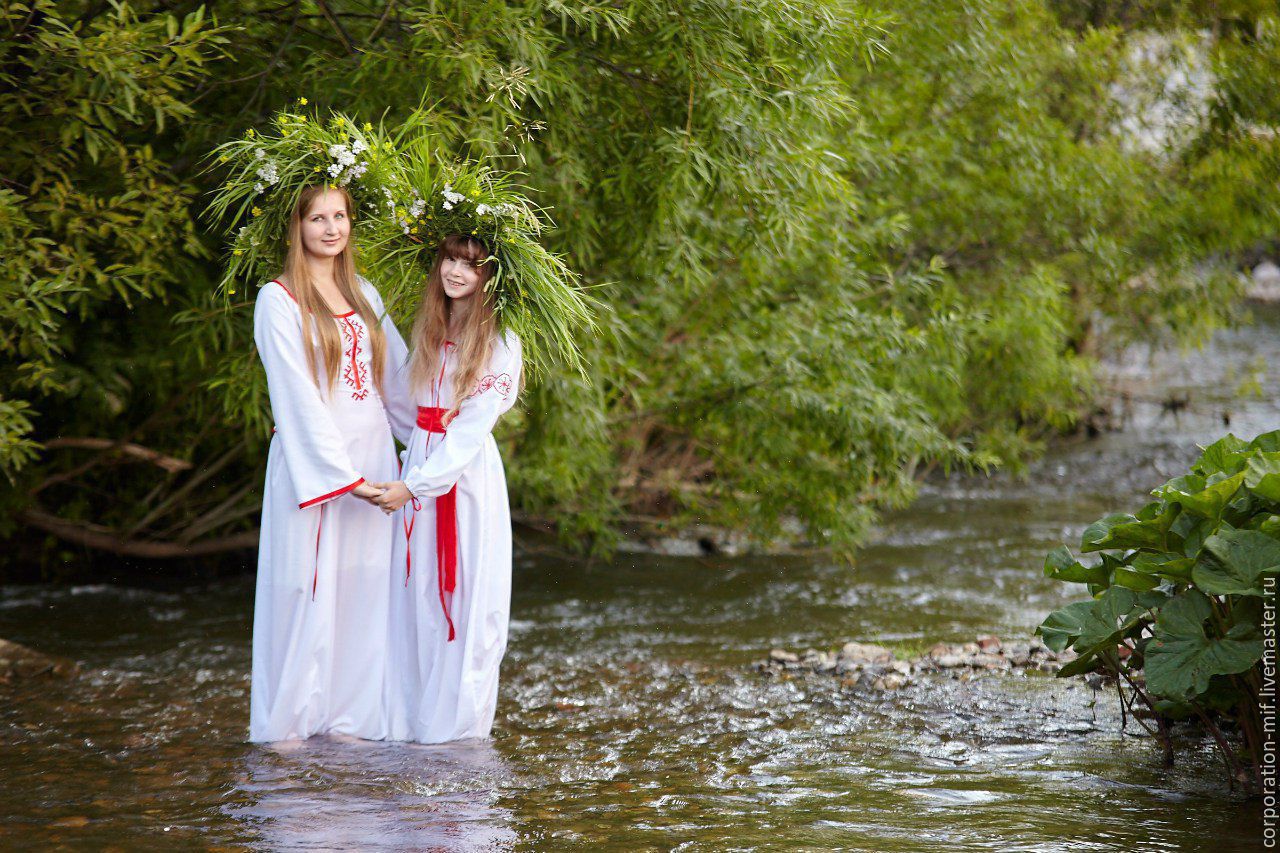 Women in Slavic costumes in Tiruchchirappalli