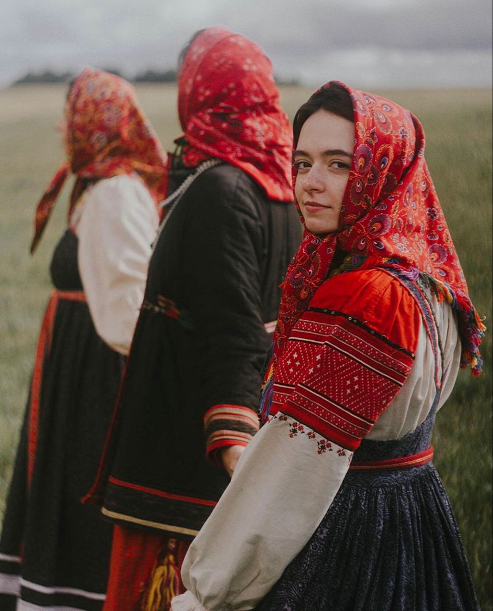 Women in Slavic costumes in Tiruchchirappalli