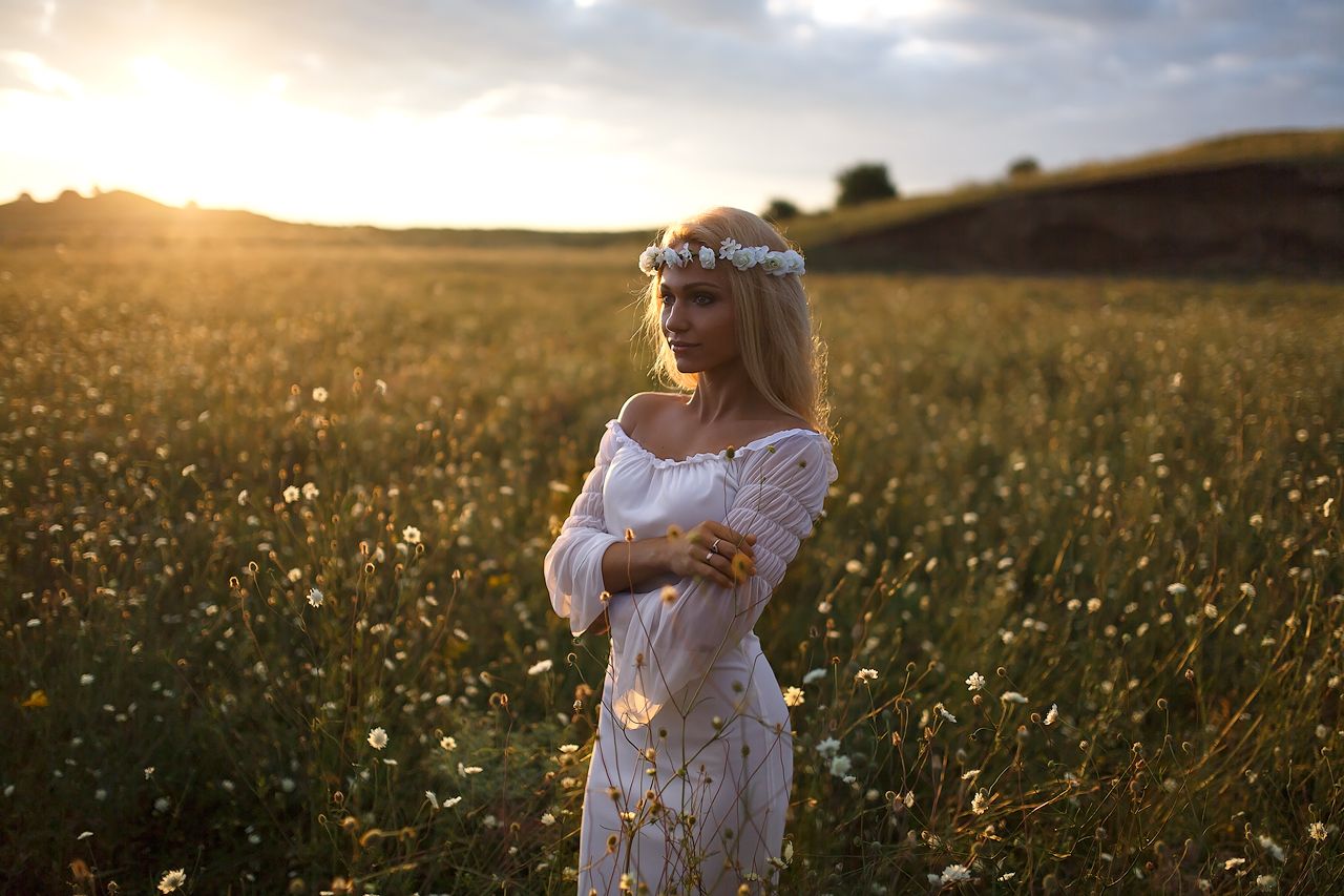 Girls in Slavic costumes in Tiruchchirappalli